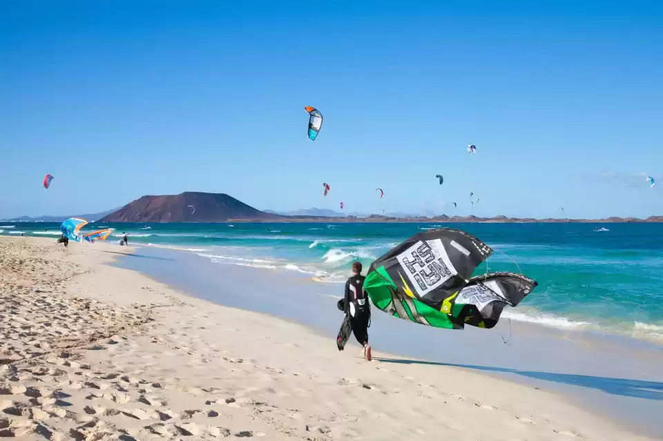 Fuerteventura:  El Mejor Destino para Practicar Deportes Acuáticos